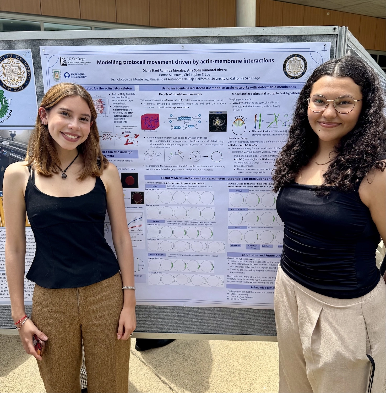 Ana Sofía and Diana present their final poster
